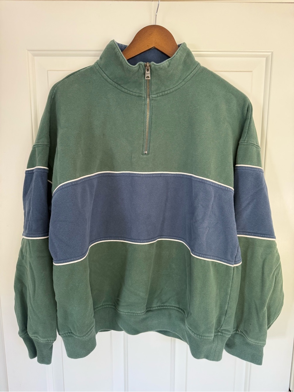 Aeropostale Men's Green Pullover with Blue Stripe